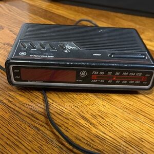 Vintage GE Alarm Clock – Plug-In or Battery-Powered Retro Timepiece